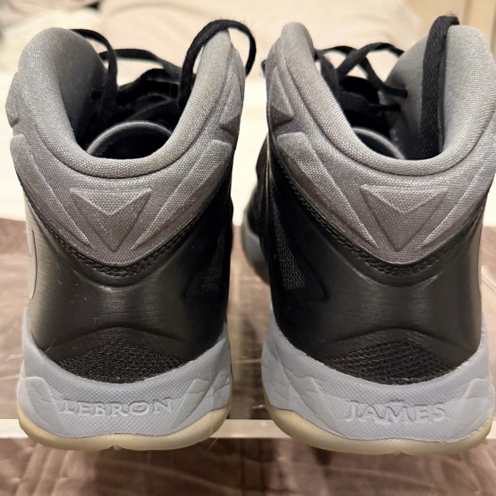 Men’s Nike sz 11 Black and Gray Basketball Shoes. - Picture 4 of 9